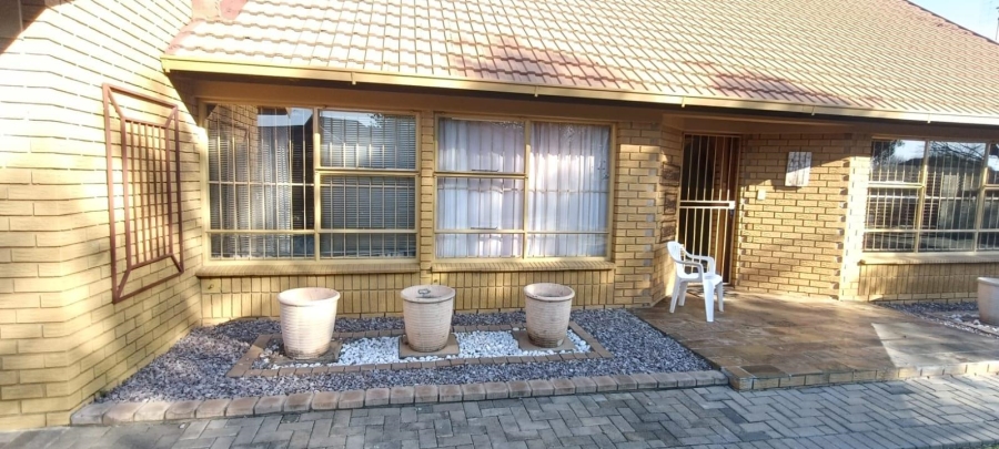 4 Bedroom Property for Sale in Langenhovenpark Free State